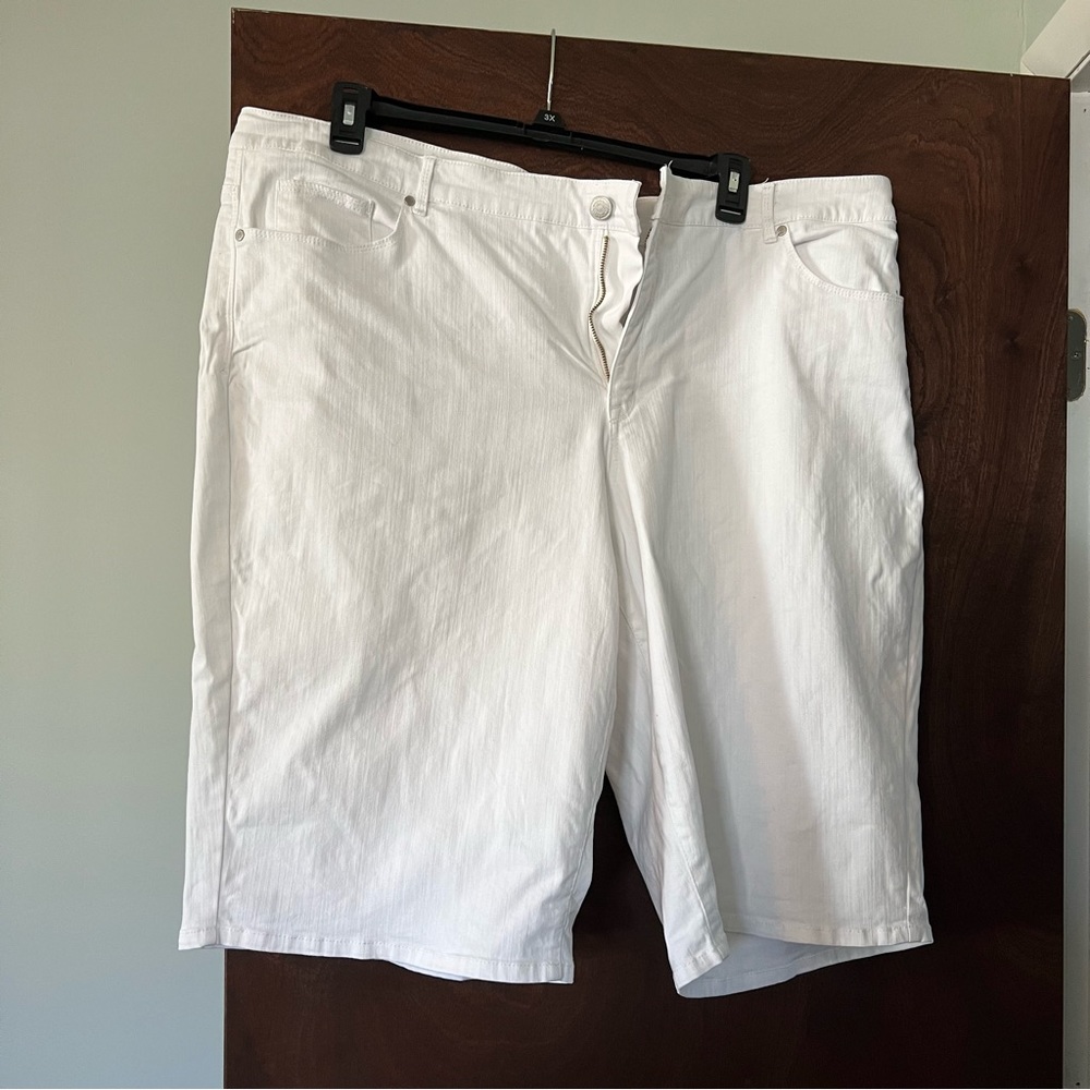 24w white Bermuda shorts